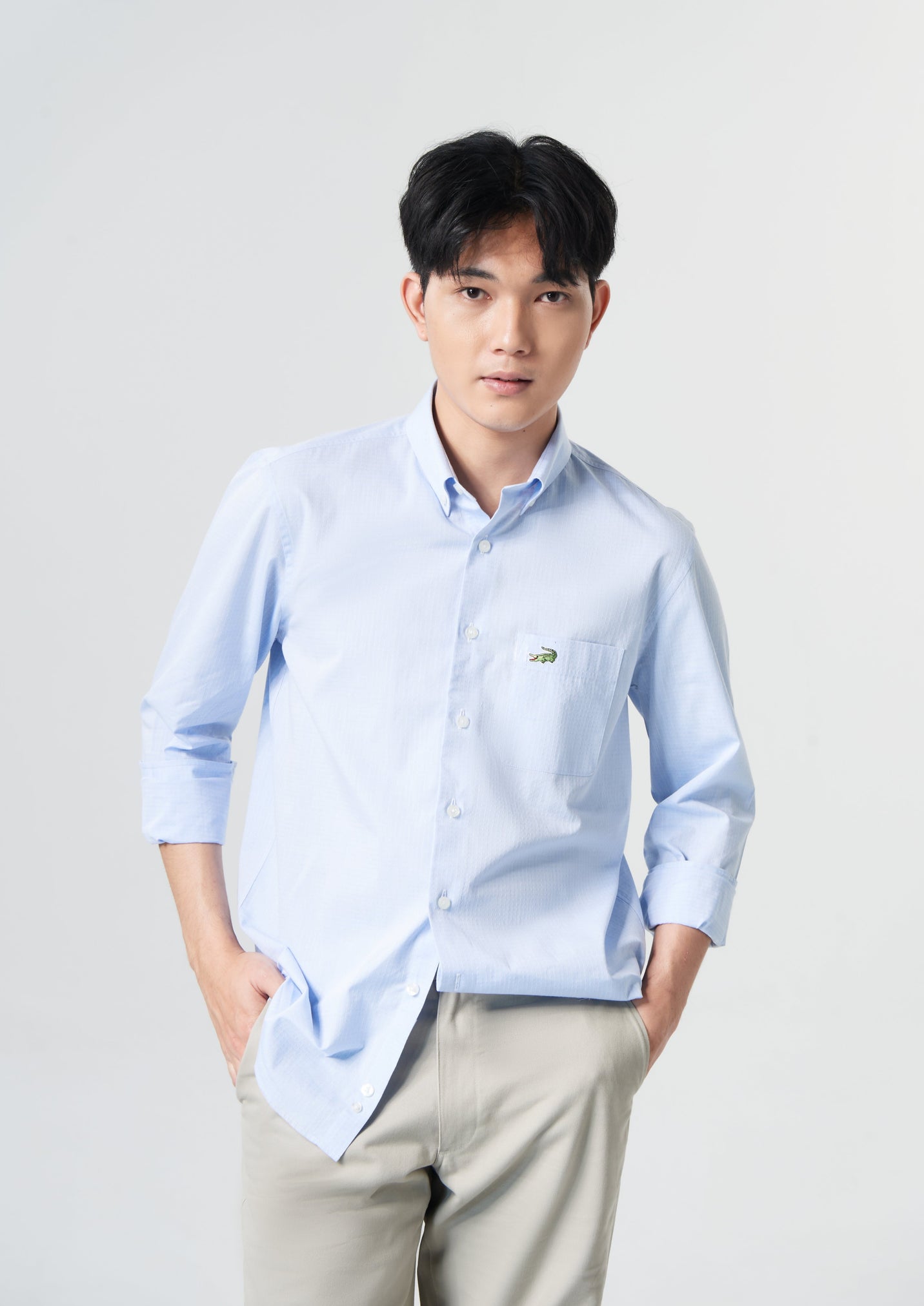 เสื้อเชิ้ตทรงคัสตอมฟิตสีฟ้า